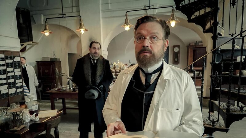 ARD/​MDR CHARITÉ FOLGE 2, „Kaiserwetter“, Klinikdirektor Spinola (Thomas Loibl, l.) versucht Robert Koch (Justus von Dohnanyi, r.) davon zu überzeugen, am Kaiserempfang mitzuwirken. – Bild: MDR/​Nik Konietzny