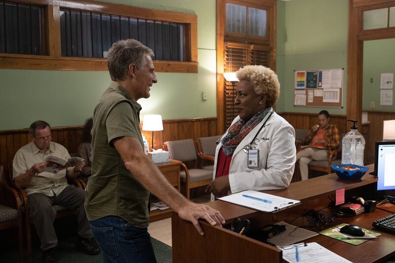 Dwayne Pride (Scott Bakula, l.); Loretta Wade (CCH Pounder, r.) – Bild: 2019 CBS Broadcasting Inc. All Rights Reserved. /​ Sam Lothridge Lizenzbild frei