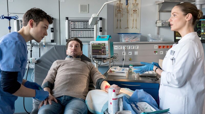 Florian Osterwald und Julia Berger verarzten Markus Schwab, als dieser einen Asthma-Anfall erleidet. – Bild: ARD/​Jens-Ulrich Koch