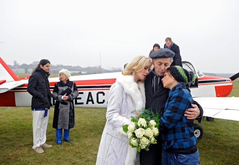 ARD ROTE ROSEN FOLGE 1200: Beim Abschied von Katja (Saskia Valencia, v.l.) und Philipp (Thorsten Nindel, h.r.) verspricht Ella (Sarah Alles, r.) Achim (Peter Rühring, M.), ihn in der Apotheke zu unterstützen. – Bild: ARD/​Nicole Manthey