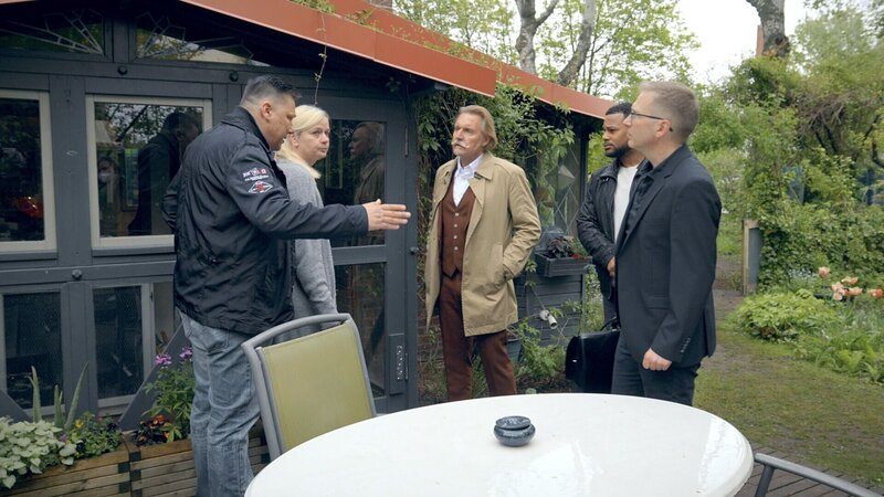 Ingo Lenßen (3.v.l.); Ben Handke (4.v.l.) – Bild: SAT.1