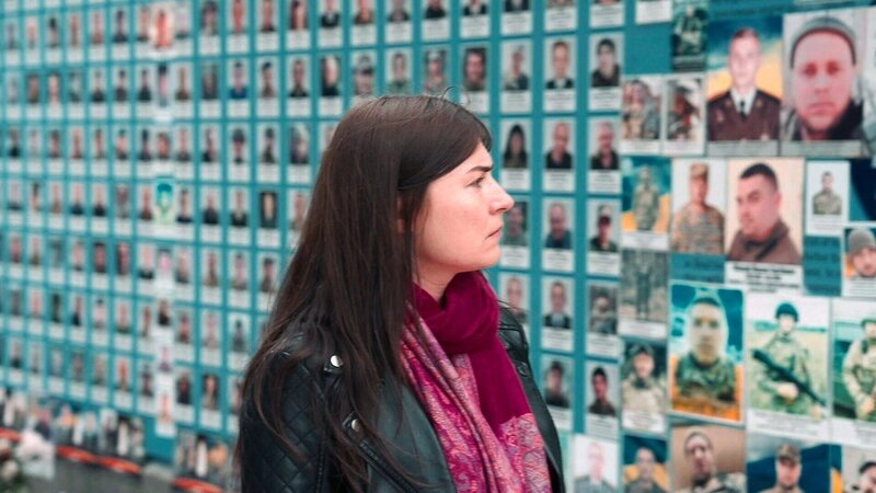 Die Kämpfe fordern nicht nur die Soldaten an der Front, zehntausende Frauen haben ihre Männer im Kampf gegen Russland verloren. – Bild: ORF/​ARTE G.E.I.E./​HIKARI