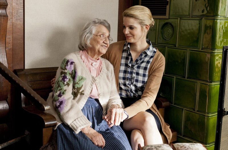 Auch Oma Hedwig (Dorothea Walda, l.) versucht es mit dem Führerschein. Sie will Saskia (Rike Schmid, r.) beweisen, dass sie noch nicht zum alten Eisen gehört. – Bild: 2011 Westdeutscher Rundfunk /​ EIKON West GmbH /​ Frank Dicks Lizenzbild frei