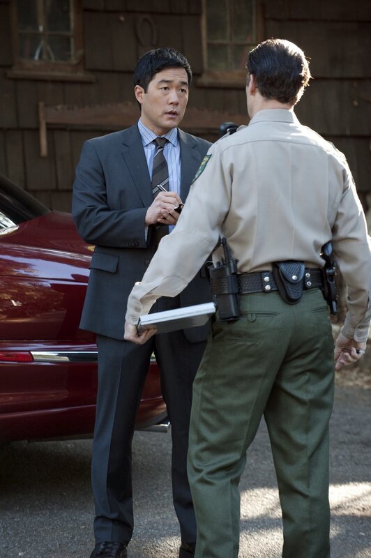 Bei den Ermittlungen in einem neuen Mordfall: Kimball (Tim Kang, l.) … – Bild: Warner Bros. Television Lizenzbild frei