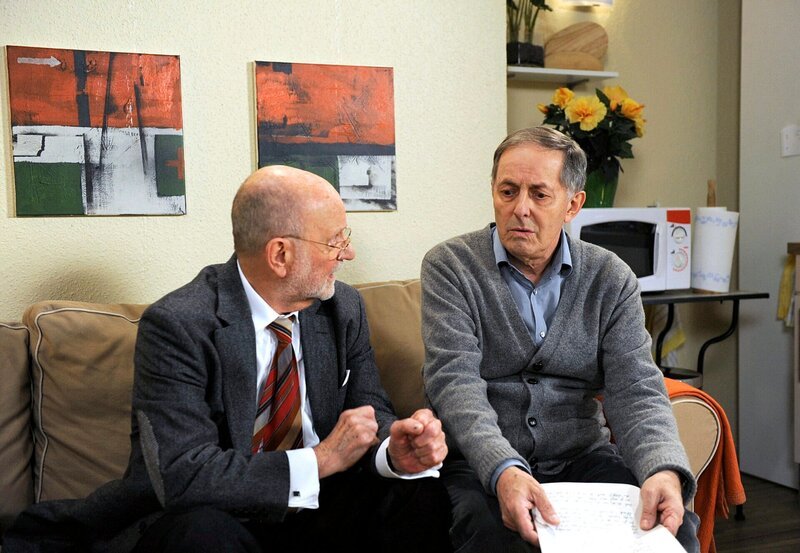 Alfred (Rolf Nagel, l.) unterstützt Achim (Peter Rühring, r.) bei dessen Vorbereitung für die Hochzeitsrede. – Bild: ARD/​Nicole Manthey
