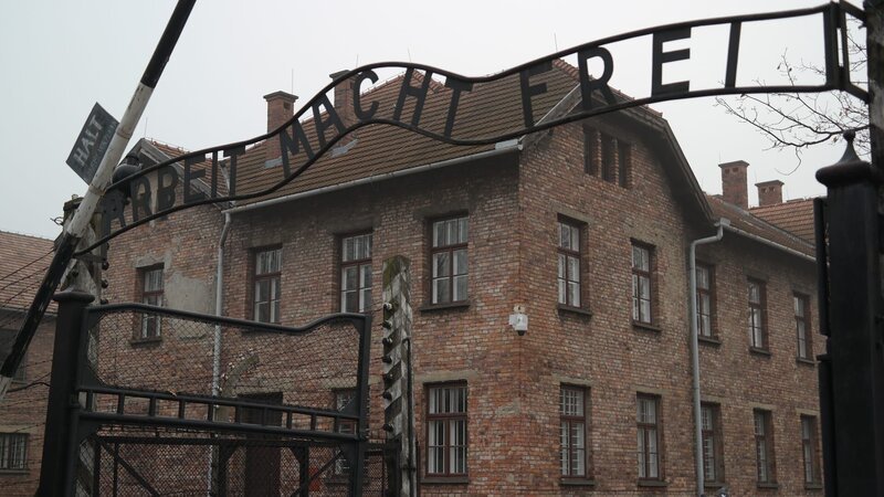 Auschwitz Main Entrance Gate with Arbeit Macht Frei Sign – Bild: Deopositphotos