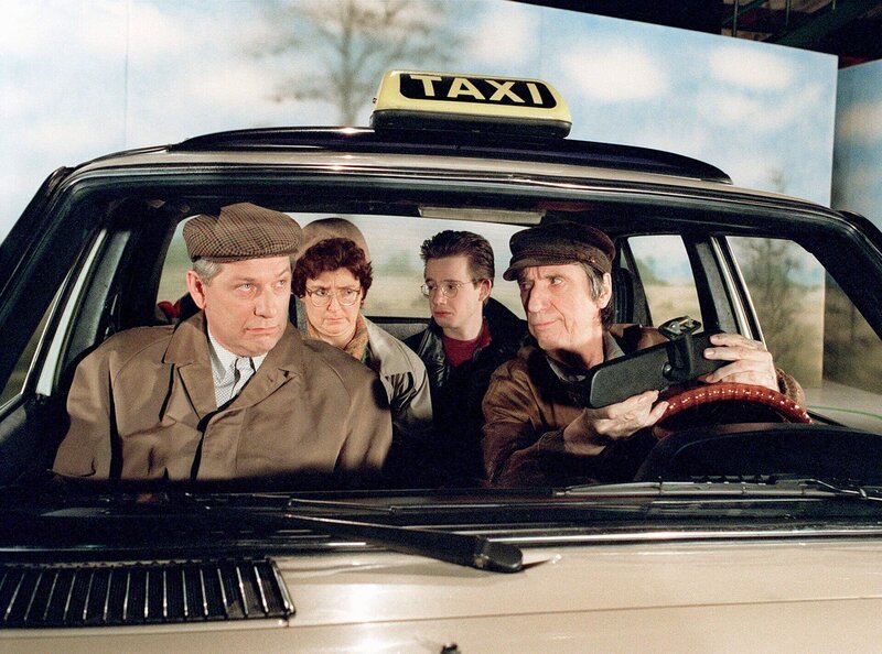 Familie Becker ist zum Geburtstag eingeladen. Für Heinz Becker ist der Taxifahrer ein willkommenes Opfer für seine Lebensweisheiten. – Bild: SWR/​WDR/​H. Kratzer