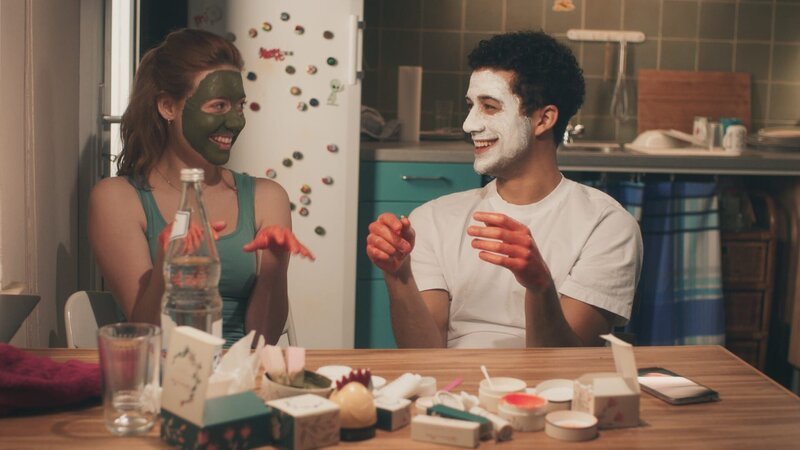 Caro (Meriel Hinsching) und Yannik (Rojan Juan Barani) probieren unterschiedliche Kosmetikprodukte aus, die Jackie ihnen verkaufen möchte. – Bild: ZDF und Harald Cremer