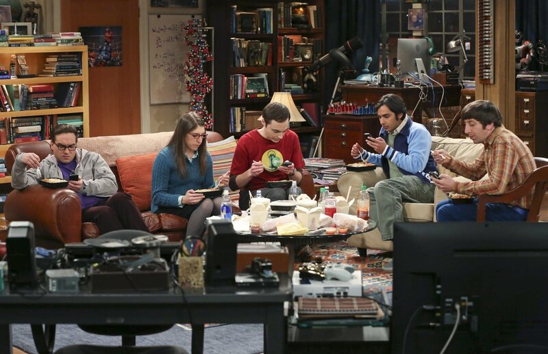 Die Clique ist längst vom Virus des Technologie-Zeitalters befallen, doch während Leonard, Sheldon, Raj und Howard wie verrückt in die Tasten tippen, kämpft Amy mit der mangelnden Kommunikation untereinander. – Bild: Warner Brothers