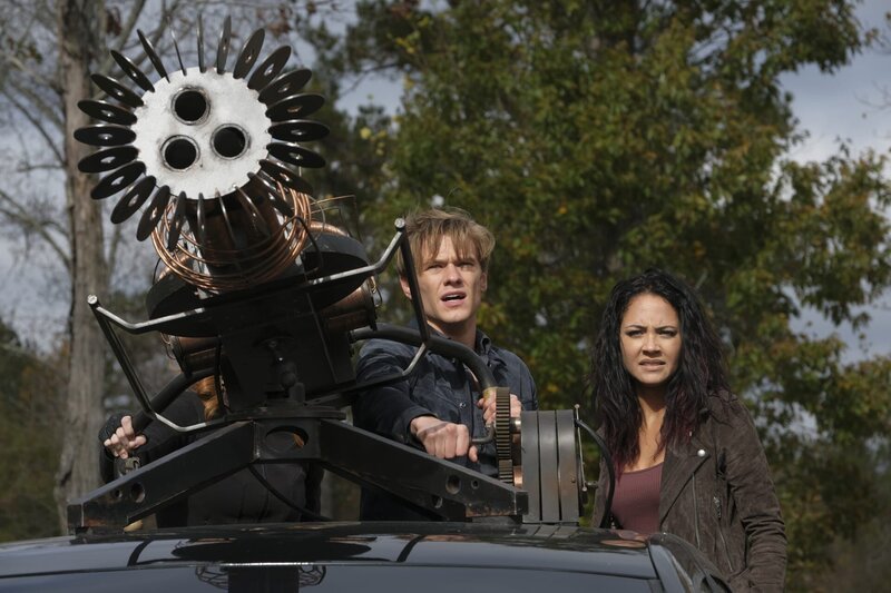 Angus MacGyver (Lucas Till, l.); Riley Davis (Tristin Mays, r.) – Bild: CBS Broadcasting, Inc.