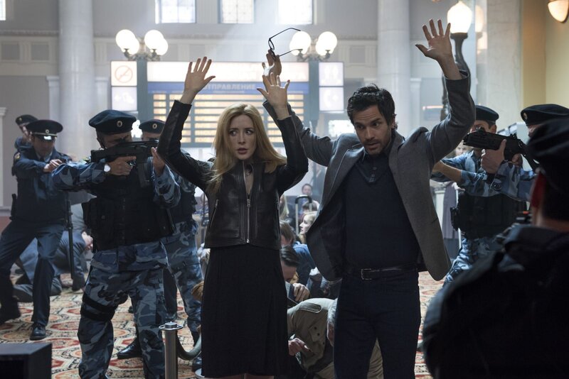 Eigentlich wollten Grace (Jennifer Finnigan, vorne l.) und Darius (Santiago Cabrera, vorne r.) in Russland einen potenziellen Nuklearkrieg verhindern, doch dann werden sie in einen Mordfall verwickelt – und als Mörder gehandelt … – Bild: CBS Broadcasting Inc.