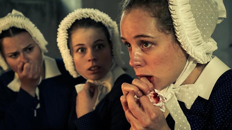 ARD/​MDR CHARITÉ FOLGE 4, „Wundermittel“, Schwester Therese (Klara Deutschmann, r.) hat sich mit Tuberkulose angesteckt. – Bild: MDR/​Nik Konietzny