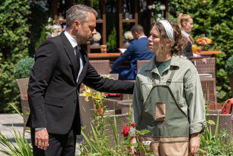 Fanny (Johanna Graen, r., mit Sven Waasner, l.) ist von Vincent menschlich enttäuscht. – Bild: ARD/​WDR/​Thomas Neumeier