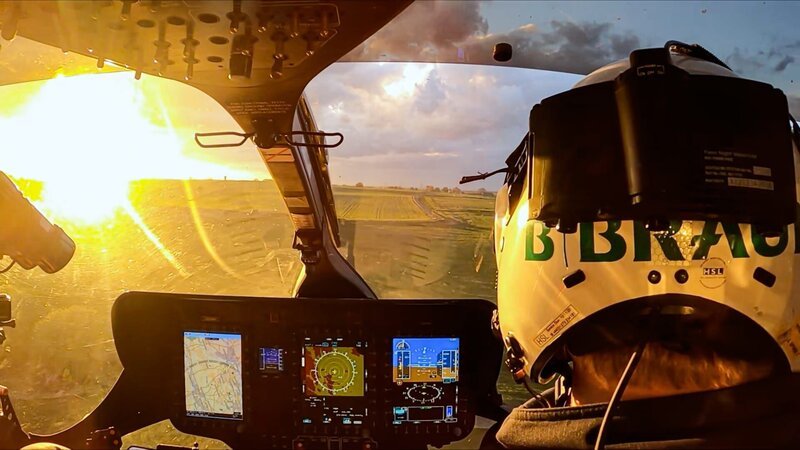Pilot JB startet in den Sonnenuntergang – Bild: Discovery Networks /​ Air TV /​ Discovery Communications