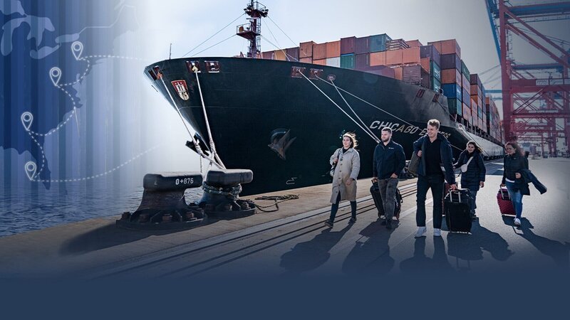 Die fünf Auszubildenden zum nautischen Offizier vor dem Frachtschiff „Chicago Express“. Von links: Gweny Backs, Jamie von Bresinski, Ansgar Stark, Sofia Spirgatis und Selina Schwarz – Bild: ZDF und Andrzej Król