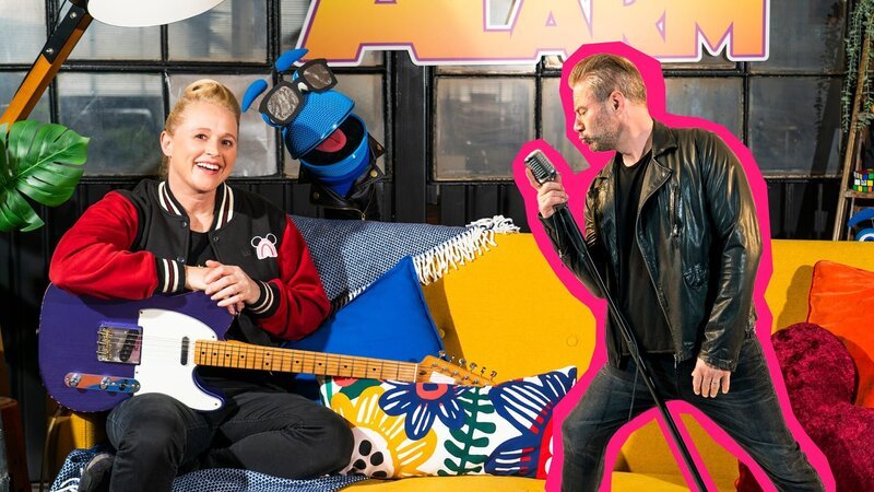 Singa und das SingDing sind im Rock’n’roll-Fieber! Mit Sasha haben sie einen echten Rockstar zu Besuch, der ihnen alle seine Tipps für einen starken Auftritt auf der Bühne verrät. – Bild: ZDF/​Tim Bornemann