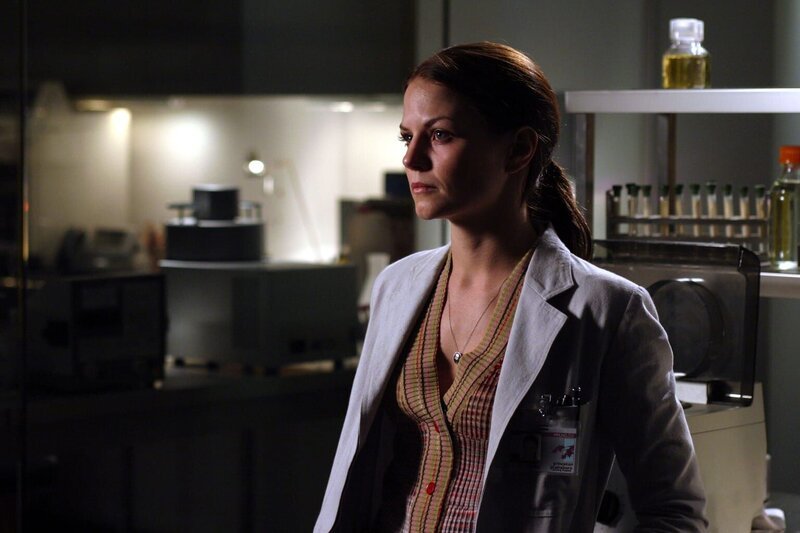 Elise Snow schläft durchschnittlich 18 Stunden am Tag und zeigt sich ungewöhnlich reizbar. Dr. House tippt zunächst auf Depressionen, doch Dr. Allison Cameron (Jennifer Morrison) ahnt, dass etwas anderes dahintersteckt. – Bild: FOX BROADCASTING COMPANY