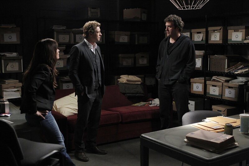 Bei einem Bombenanschlag entkam Trevor „Doc“ Dugan (Craig Bierko, r.) nur dem Tod, da sich nicht er, sondern sein Assistent im Wagen befand. Teresa (Robin Tunney, l.) und Patrick (Simon Baker, M.) machen sich auf die Suche nach dem Täter … – Bild: CPL