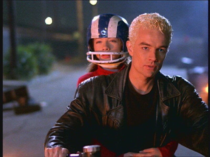 Gerade noch rechtzeitig konnte Spike (James Marsters, r.) Dawn (Michelle Trachtenberg, l.) vor dem sicheren Tod retten … – Bild: TM + © Twentieth Century Fox Film Corporation. All Rights Reserved. Lizenzbild frei