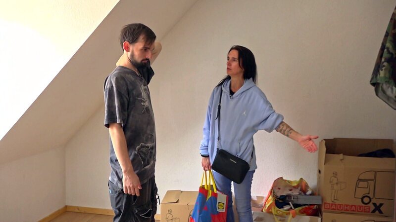 Jerrick hat endlich eine Wohnung. Mama Ella lässt es sich nicht nehmen, ihrem Sohn ein paar nützliche Kleinigkeiten aus dem Drogeriemarkt vorbeizubringen.; Jerrick hat endlich eine Wohnung. Mama Ella lässt es sich nicht nehmen, ihrem Sohn ein paar nützliche Kleinigkeiten aus dem Drogeriemarkt vorbeizubringen. – Bild: RTLZWEI