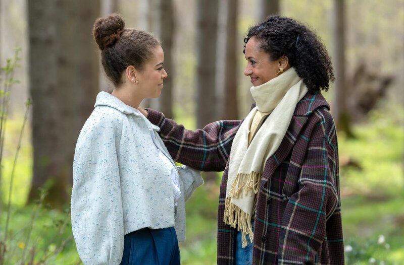 Ana (Soluna-Delta Kokol, l.) macht ihrer Mutter (Dionne Wudu, r.) Mut, sich auf das Abenteuer New York einzulassen. – Bild: ARD/​WDR/​Christof Arnold