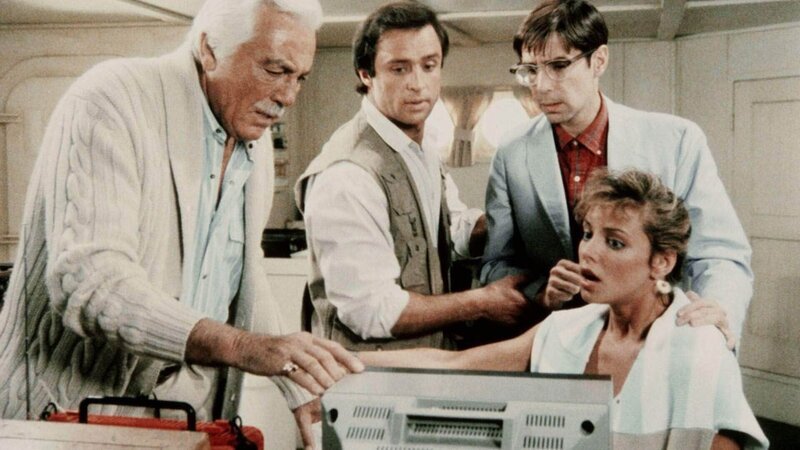 Der Tiefseeforscher Angelo Guirilini (Cesar Romero, l.) und seine Tochter Giovanna wissen noch nicht, wer ihre Expedition sabotiert. Doch die Detektive Nick (Joe Penny, 2.v.l.) und Murray (Thom Bray) haben bereits eine heiße Spur. – Bild: RTL Crime