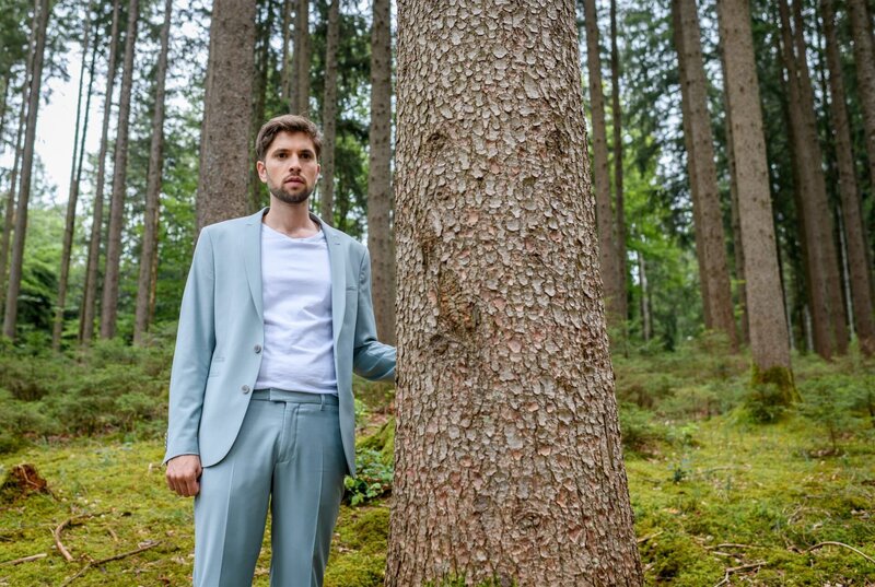 Henry (Elias Reichert) hört betroffen, dass Maxi ein für alle Mal mit ihm abschließen will. – Bild: ARD/​WDR/​Christof Arnold