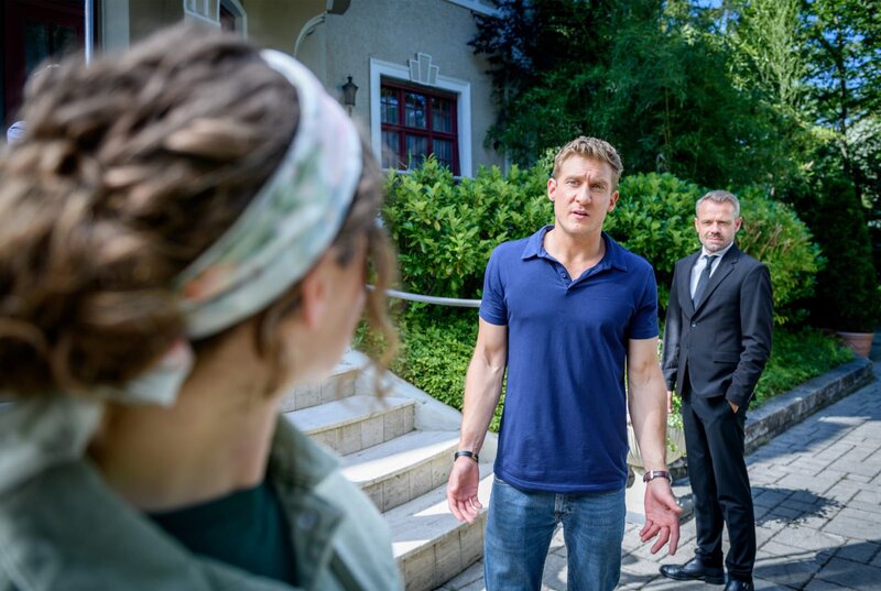 Erik (Sven Waasner, h.r.) beobachtet eine seltsame Begegnung zwischen Fanny (Johanna Graen, v.l.) und Vincent (Martin Walde, M.). – Bild: ARD/​WDR/​Christof Arnold