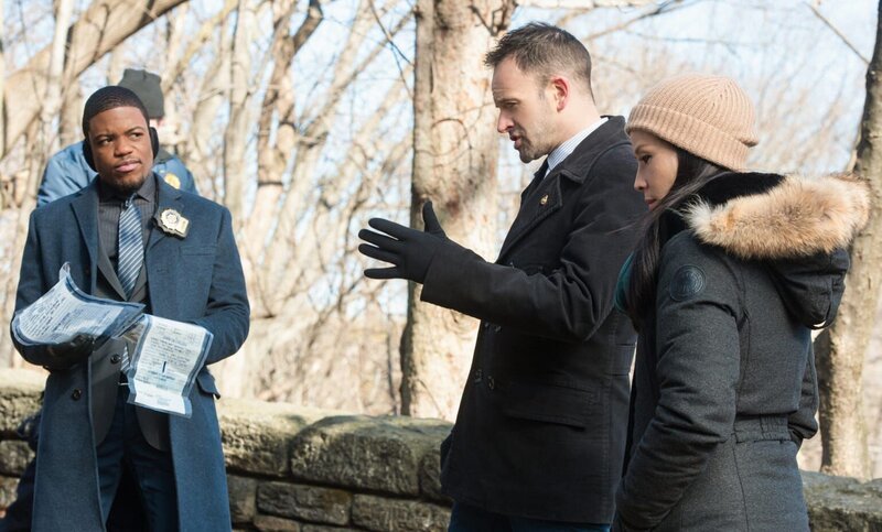Ermitteln in einem neuen Fall: Sherlock Holmes (Jonny Lee Miller, M.), Dr. Joan Watson (Lucy Liu, r.) und Det. Marcus Bell (Jon Michael Hill, l.) … – Bild: CBS Television