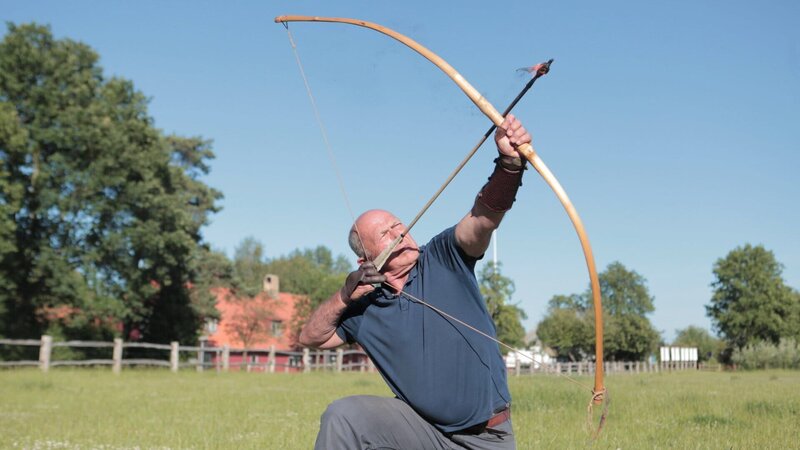 Schuss mit dem Brandpfeil. – Bild: ZDF
