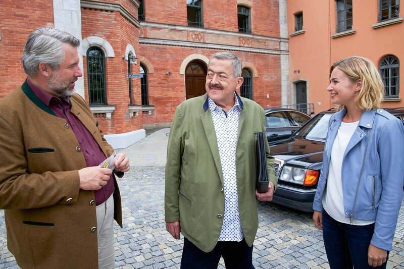 Die Kommissare Stadler (Dieter Fischer, l.) und Winter (Vanessa Eckart, r.) begegnen Kommissar Hofer (Joseph Hannesschläger, M.), der zu einer Dienstreise nach Husum aufbricht. – Bild: ORF/​ZDF/​Bojan Ritan