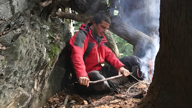 Bear Grylls prepares a camp fire. – Bild: Chloe Pearne