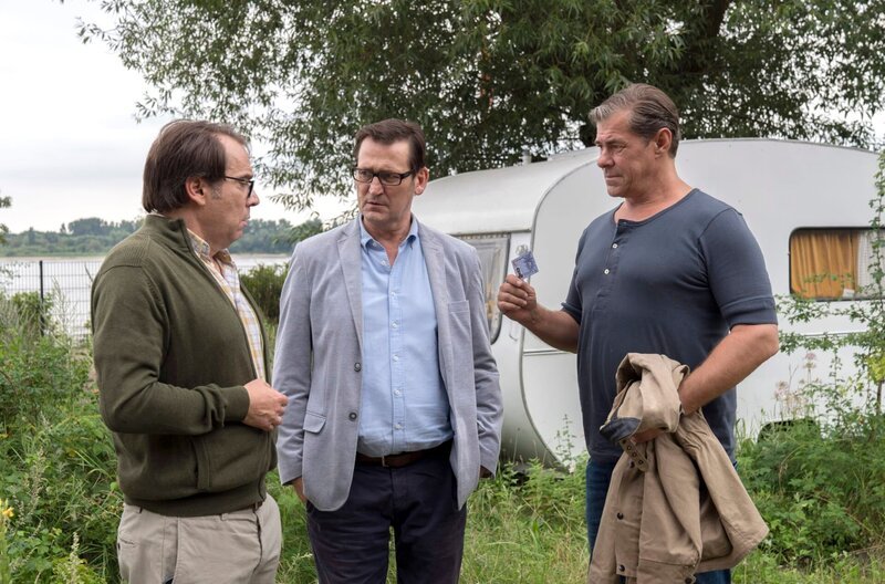 Lars Englen (Ingo Naujoks, M.) und Finn Kiesewetter (Sven Martinek, r.) befragen den Gärtner Heinz Gieck (Albrecht Ganskopf, l.). Er gibt Alexander Blohm die Schuld am Tod seiner minderjährigen Tochter. – Bild: WDR/​ARD/​Georges Pauly