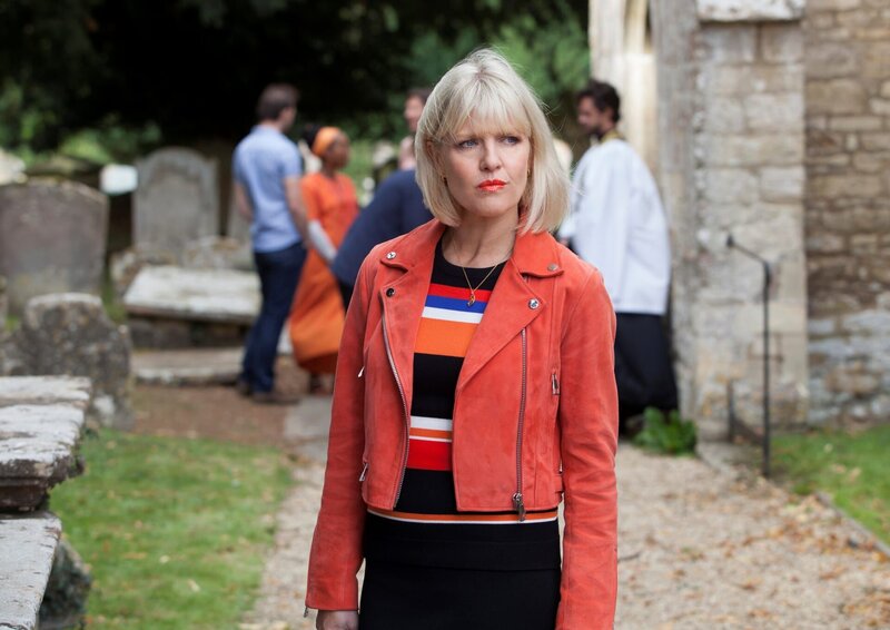 Agatha Raisin (Ashley Jensen) – Bild: Mark Bourdillon /​ ALL3Media /​ Die Verwendung ist nur bei redaktioneller Berichterstattung im Rahmen einer Programmankündigung ab 2 Monate vor der ersten Auss /​ © Free@LastTV and Company Pictures with all3media international