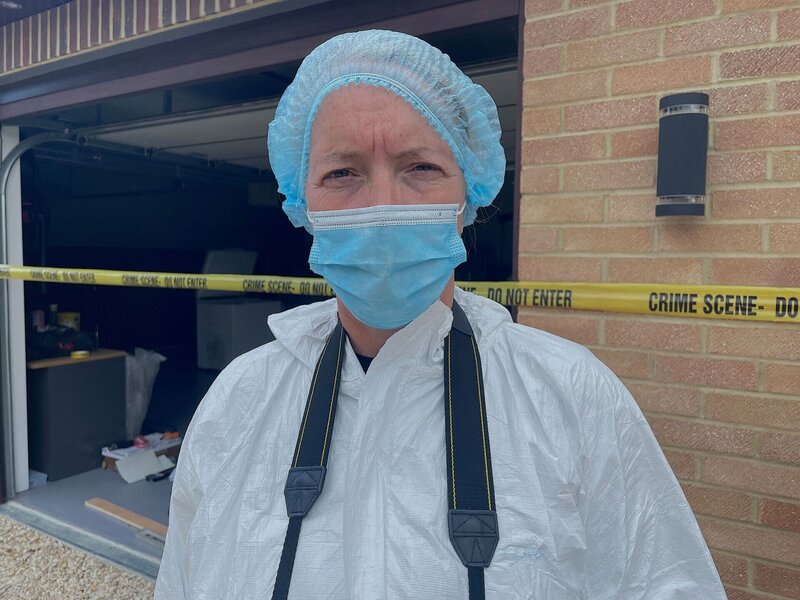 Forensiker vor einem Tatort – Bild: Crime + Investigation /​ Spun Gold TV production