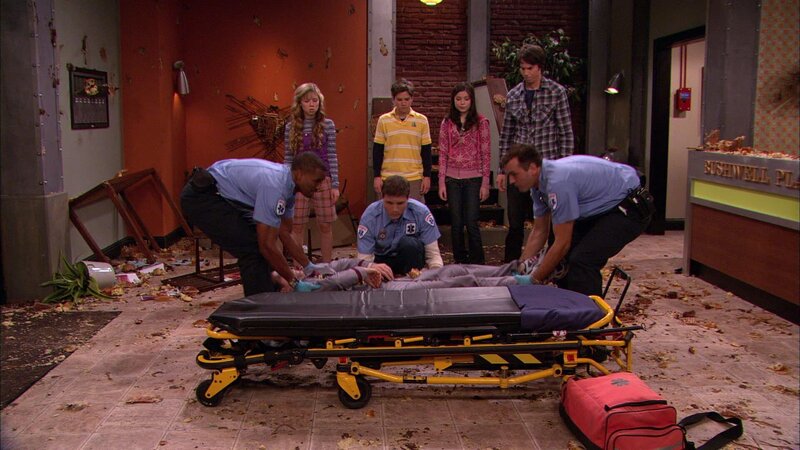 Hinter, l-r: Sam Puckett (Jennette McCurdy), Freddie Benson (Nathan Kress), Carly Shay (Miranda Cosgrove), Spencer Shay (Jerry Trainor) – Bild: Paramount