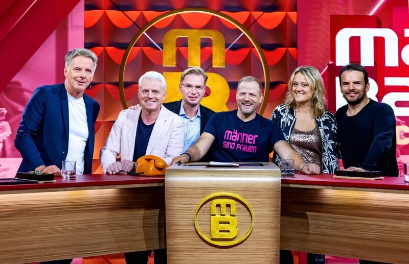v.l.: Jörg Pilawa, Guido Cantz, Reiner Holznagel, Gastgeber Mario Barth, Lisa Feller, Steffen Henssler – Bild: RTL /​ Sebastian Drüen