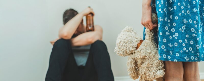 Suchtbelastete Familien – die Kinder leiden am stärksten darunter. – Bild: ZDF und Laetitia v. Baeyer-Nickol