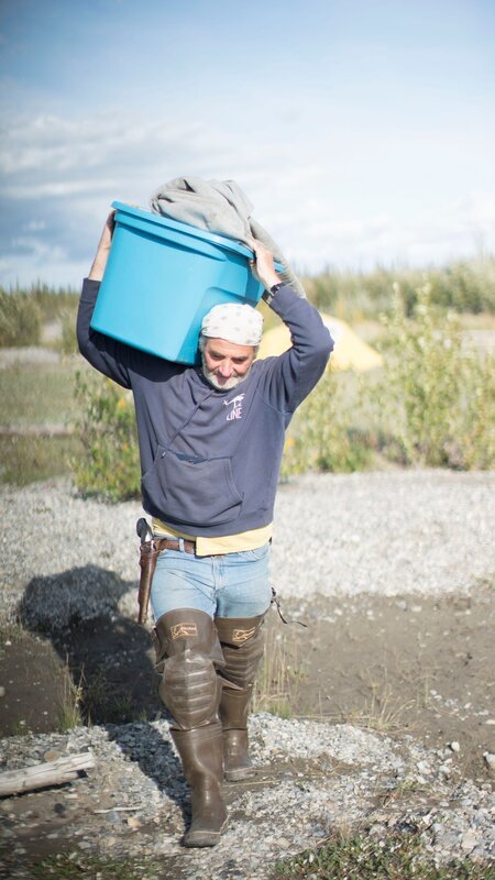 Heimo lifting/​moving supplies. – Bild: Discovery Channel /​ Discovery Communications