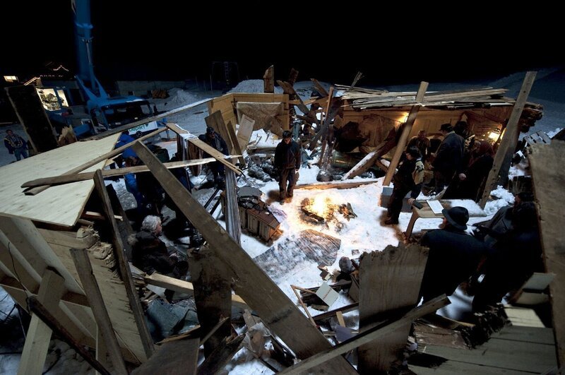 Von vielen Häusern in Blons sind nur Trümmer übrig geblieben. – Bild: ORF/​ZDF/​Christian Schramm