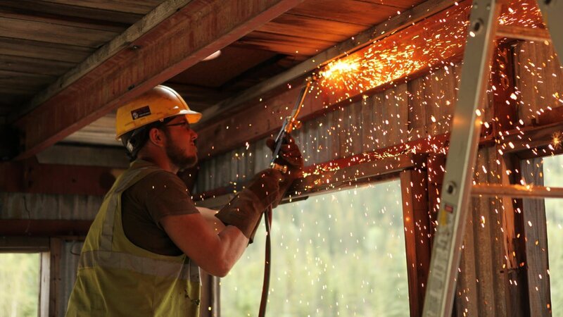 Kevin Beets welding the dredge. – Bild: Discovery Communications