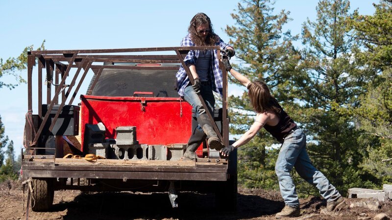 Bam and Bear Brown load building materials for the ranch. – Bild: Discovery Communications, LLC