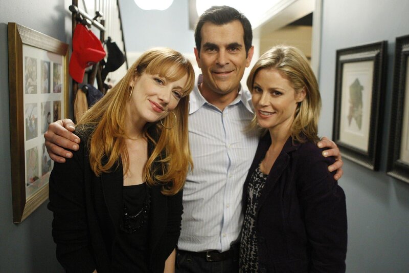 Die ‚Modern Family‘-Darsteller Ty Burrell und Julie Bowen mit dem heutigen Gaststar Judy Greer. – Bild: 20th Century Fox Television