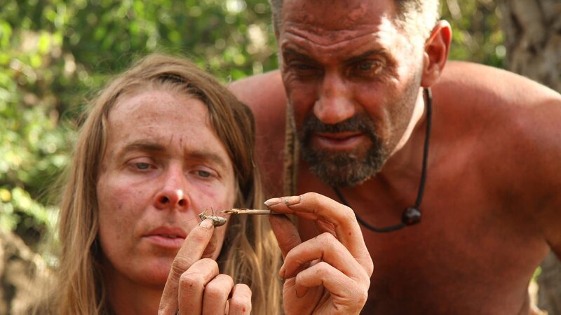 Kellie finds food as EJ looks on over her shoulder. – Bild: Discovery Communications