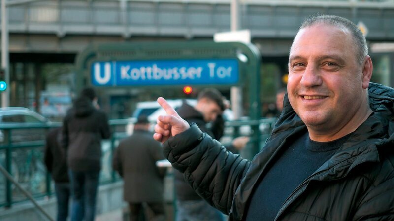 Sie waren Berlins berüchtigtste Gang: die 36 Boys. Ihr Revier: Die Straßen von Kreuzberg. Ihre Waffen: Messer und Knüppel. Sie waren füreinander da, vertrieben Neonazis und lieferten sich Revierkämpfe mit anderen Gangs. Jugendliche im härtesten Kiez West-Berlins der 80er Jahre. Was ist aus ihnen geworden? – Muci Tosun, ehemaliges Mitglied der 36th Boys. – Bild: rbb