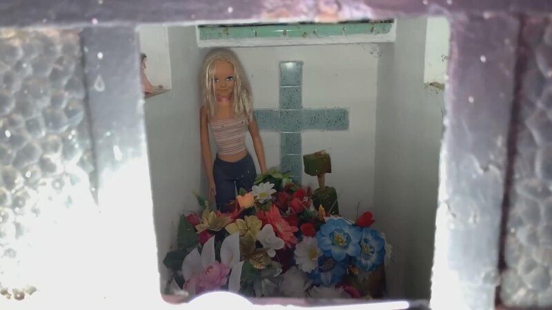 Haunted Doll In Cemetery Comes To Life – Bild: Scripps (Focus). /​ © 2022 Warner Bros. Discovery, Inc. or its subsidiaries and affiliates. All rights reserved.