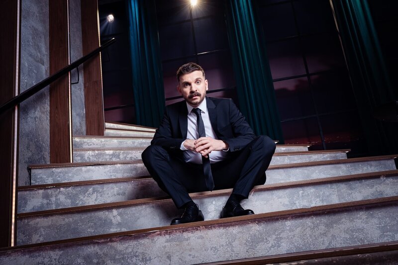 Edin Hasanovic auf der Showtreppe seines Late-Night-Studios für „Edins Neo Night“ – Bild: ZDF und Ben Knabe