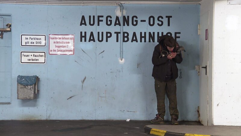 Dortmund wird von einer Crack-Welle aus den Niederlanden überrollt. Diese verschärft die ohnehin dramatische Lage für hunderte Suchtkranke. Zwischen Drogen, Obdachlosigkeit und Gewalt wird das Leben auf engstem Raum immer gefährlicher. (Foto: Justin, 21) – Bild: RTLZWEI