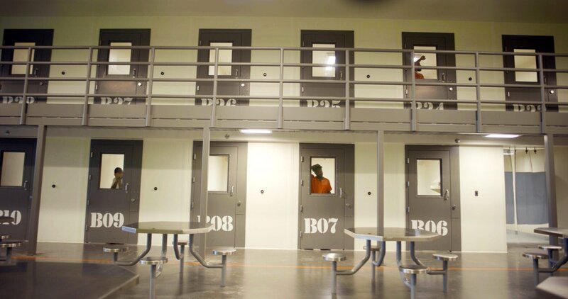 Prison cells. – Bild: Warner Bros. Discovery