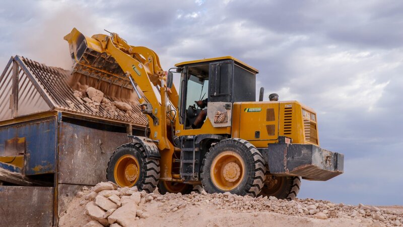 The Blacklighters’ loader loads dirt into Opalzilla’s hopper – Bild: Warner Bros. Discovery, Inc.